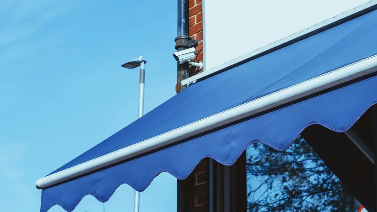 Retractable vs Fixed Awnings