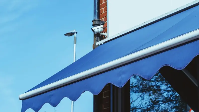 Retractable vs Fixed Awnings